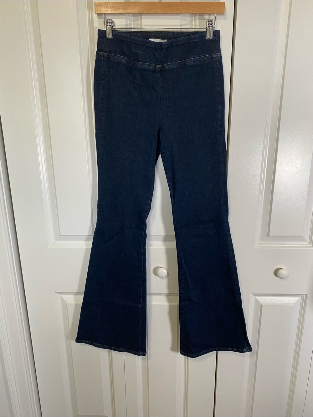 Frame Denim Jet Set Flare Jeans in Dark Blue